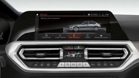 BMW Série 3 Touring (G20), Driving Assistant Pack Professional. Gros plan de l’affichage du poste de conduite de la BMW Série 3 Berline (G20) avec Driving Assistant Pack Professional.