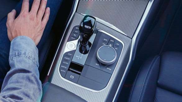 BMW Série 3 Berline (G20), boîte de vitesses sport Steptronic. Détail en plongée de la console centrale de la BMW Série 3 Berline (G20) avec levier de vitesses et boîte de vitesses sport Steptronic.
