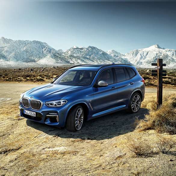 BMW X3 M40i, vue de trois quarts avant devant un paysage montagneux BMW X3 M40i, vue de trois quarts avant devant un paysage montagneux