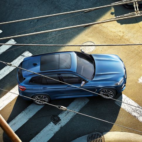 BMW X3 M40i, vue en plongée du toit et du capot BMW X3 M40i, vue en plongée du toit et du capot