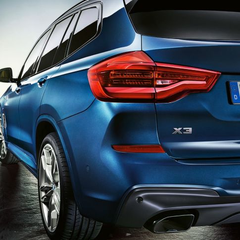BMW X3 M40i, vue de trois quarts de l’arrière avec feux LED BMW X3 M40i, vue de trois quarts de l’arrière avec feux LED