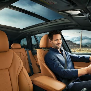 BMW X3 M40i, poste de conduite avec homme au volant BMW X3 M40i, poste de conduite avec homme au volant