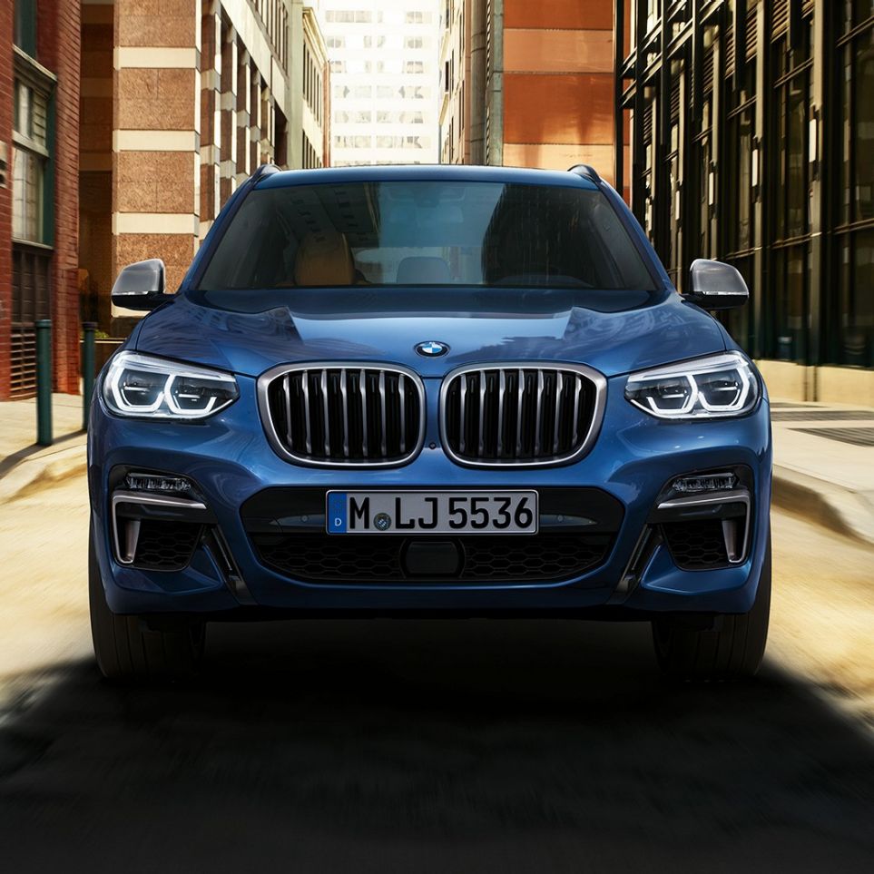 BMW X3 M40i, vue de face devant un décor urbain BMW X3 M40i, vue de face devant un décor urbain