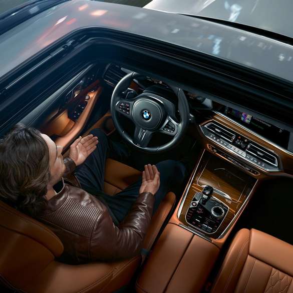 Vue à travers le toit panoramique de la BMW X5 BMW X5 G05 2018 en Mineralweiß metallic, vue en plongée à travers le toit panoramique