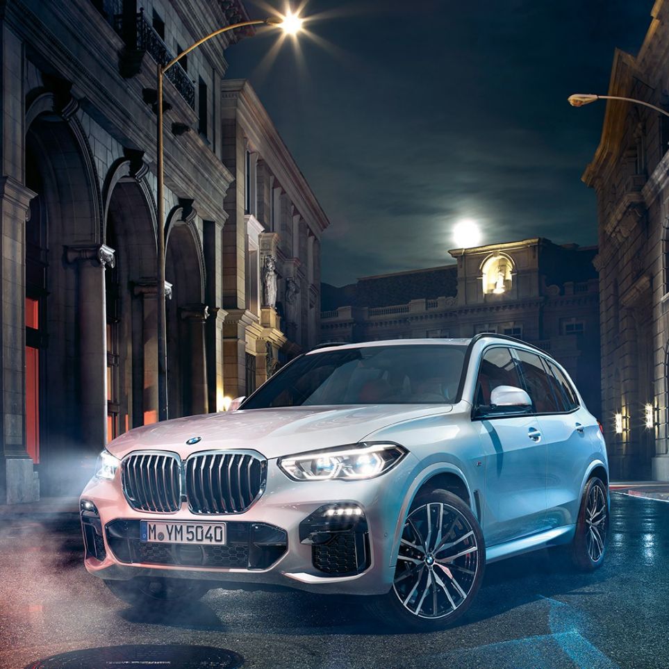 BMW X5 vue de trois quarts avant BMW X5 G05 2018 en Mineralweiß metallic vue de trois quarts avant à l’arrêt, de nuit