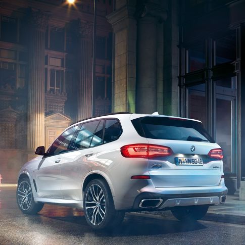 BMW X5 xDrive40i, vue de trois quarts arrière BMW X5 xDrive40i G05 2018, en Mineralweiß metallic, vue de trois quarts arrière