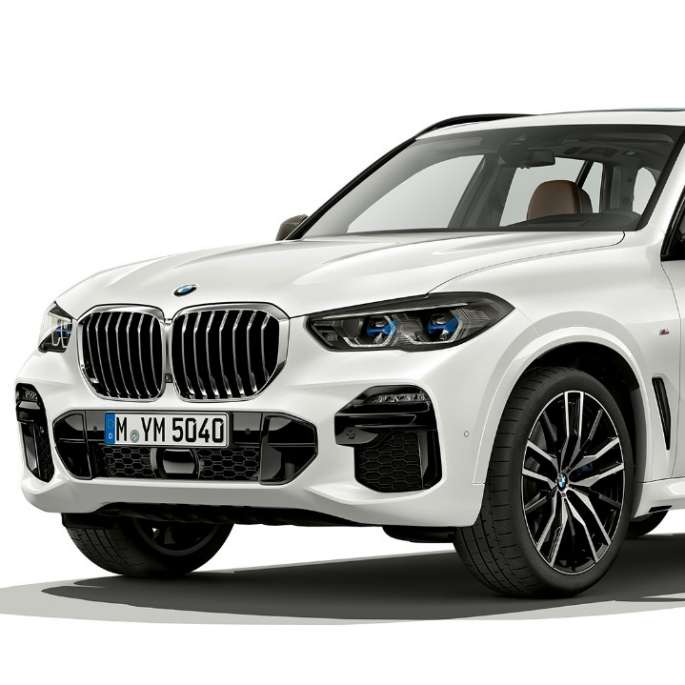 Modèle M Sport de la BMW X5 xDrive40i, vue de trois quarts avant Modèle M Sport de la BMW X5 xDrive40i G05 2018 en Mineralweiß metallic, vue de trois quarts avant