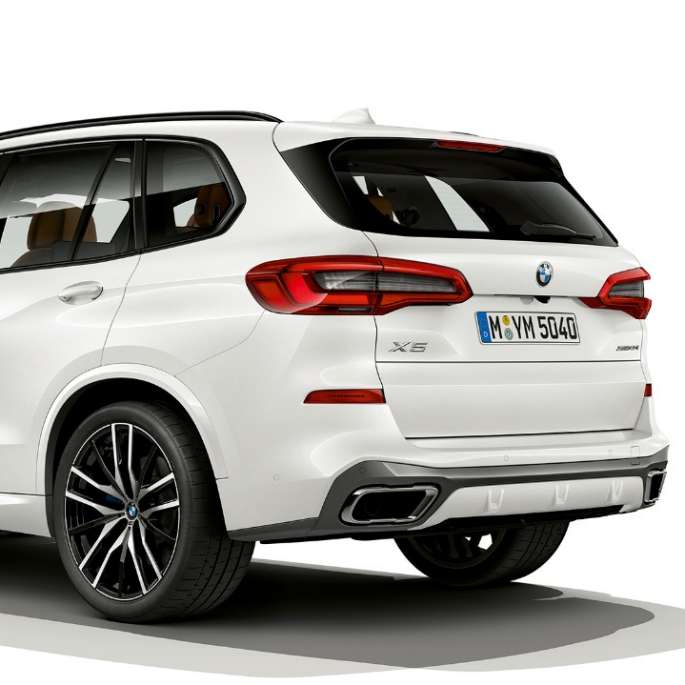Modèle M Sport X de la BMW X5 xDrive40i, vue de trois quarts arrière Modèle M Sport de la BMW X5 xDrive40i G05 2018, en Mineralweiß metallic, vue de trois quarts arrière