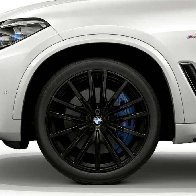 Modèle M Sport de la BMW X5 xDrive40i G05 2018, vue de profil avant avec jantes Modèle M Sport de la BMW X5 xDrive40i G05 2018 en Mineralweiß metallic, vue de profil avant avec jantes