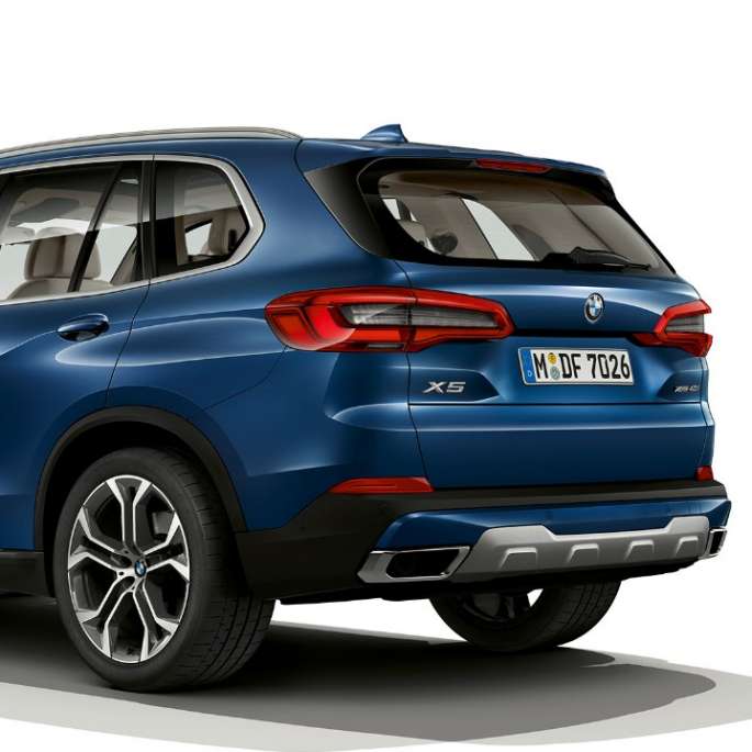 Modèle xLine de la BMW X5 xDrive40i, vue de trois quarts arrière Modèle xLine de la BMW X5 xDrive40i G05 2018 en Phytonicblau metallic, vue de trois quarts arrière
