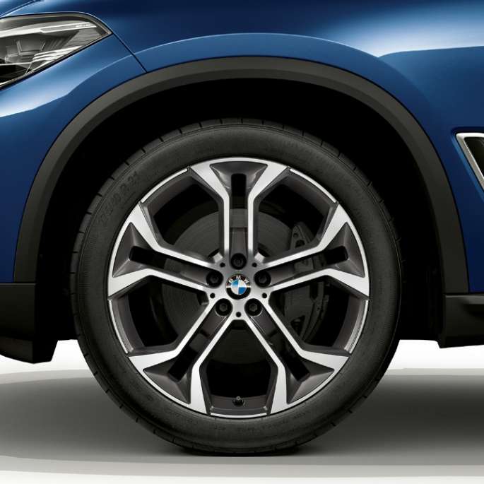 Modèle xLine de la BMW X5 xDrive40i G05 2018 en Phytonicblau metallic, vue de profil avant avec jantes Modèle xLine de la BMW X5 xDrive40i G05 2018 en Phytonicblau metallic, vue de profil avant avec jantes