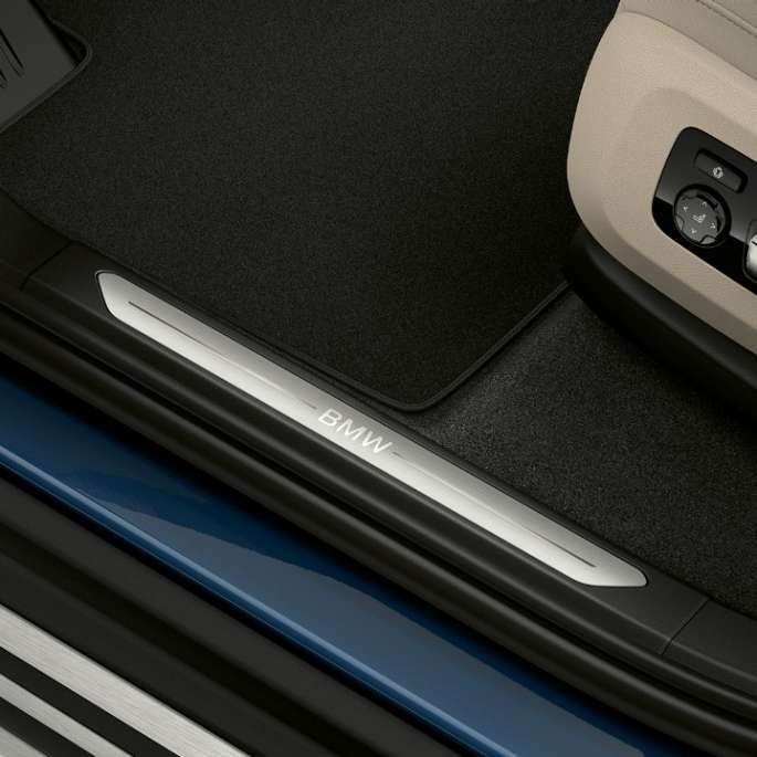Modèle xLine de la BMW X5 xDrive40i, seuil de porte Modèle xLine de la BMW X5 xDrive40i G05 2018 en Phytonicblau metallic, seuil de porte