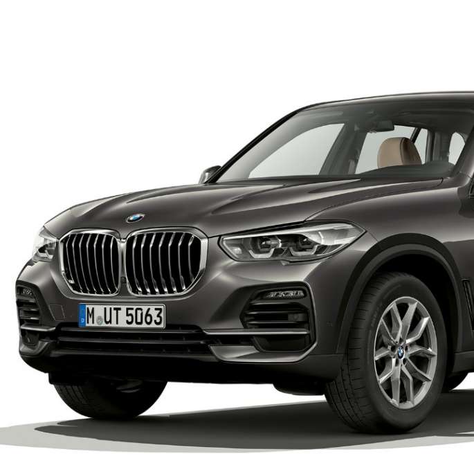Modèle de base de la BMW X5 30d, vue de trois quarts avant Modèle de base de la BMW X5 xDrive 30d G05 2018 en Sophistograu Brillanteffekt metallic, vue de trois quarts avant