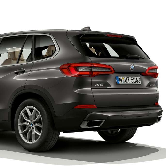 Modèle de base de la BMW X5 xDrive 30d, vue de trois quarts arrière Modèle de base de la BMW X5 xDrive 30d G05 2018 en Sophistograu Brillanteffekt metallic, vue de trois quarts arrière