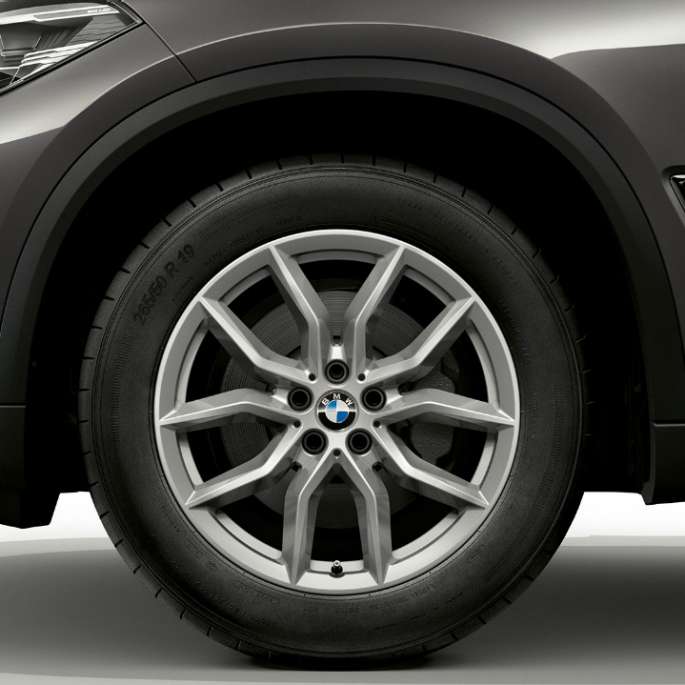 Modèle de base de la BMW X5 xDrive30d, vue de profil avant avec jantes Modèle de base de la BMW X5 xDrive 30d G05 2018 en Sophistograu Brillanteffekt metallic, vue de profil avant avec jantes
