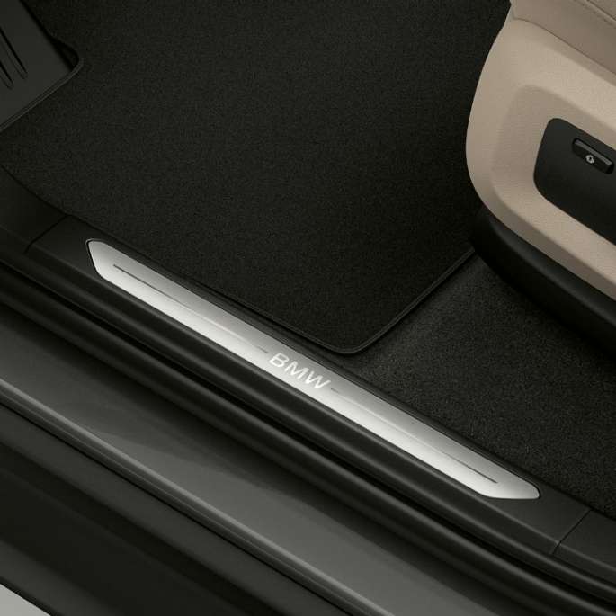 Modèle de base de la BMW X5 xDrive30d, seuil de porte Modèle de base de la BMW X5 xDrive 30d G05 2018 en Sophistograu Brillanteffekt metallic, seuil de porte
