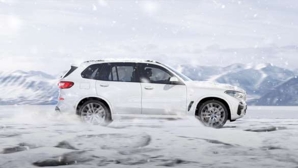 Mode de conduite xSnow, BMW X5 Mode de conduite xSnow, BMW X5 G05 2018 en Mineralweiß metallic, vue de profil, roulant dans la neige
