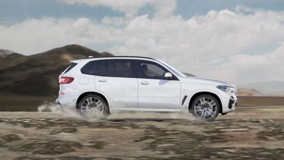 Mode de conduite xGravel, BMW X5 Mode de conduite xGravel, BMW X5 G05 2018 en Mineralweiß metallic, vue de profil, roulant sur un terrain pierreux friable