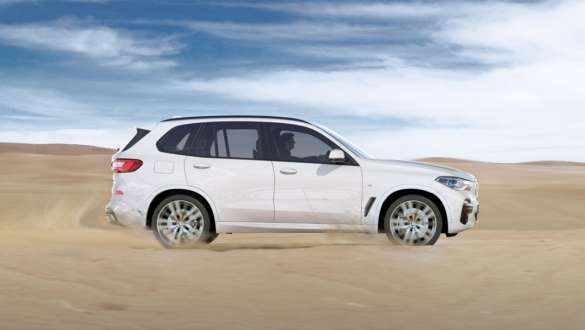 Mode de conduite xSand, BMW X5 Mode de conduite xSand, BMW X5 G05 2018 en Mineralweiß metallic, vue de profil, roulant dans le sable