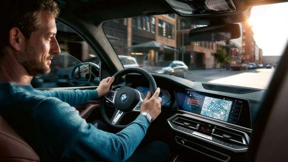 Connected Navigation, BMW X5 BMW X5 G05 2018, intérieur, conducteur en train d’utiliser Connected Navigation