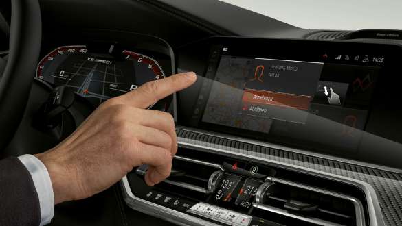 Poste de conduite avec vue sur le BMW Live Cockpit Professional. Poste de conduite de la BMW X6 avec vue sur le BMW Live Cockpit Professional.