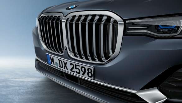 Naseaux BMW Gros plan de l’avant de la BMW X7 centré sur les naseaux BMW