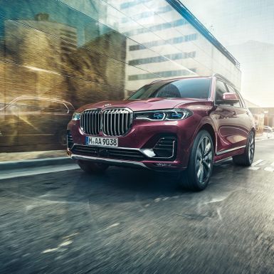 BMW Individual X7 40i xDrive, trois quarts face BMW X7 en Ametrin Metallic en mouvement, de trois quarts face