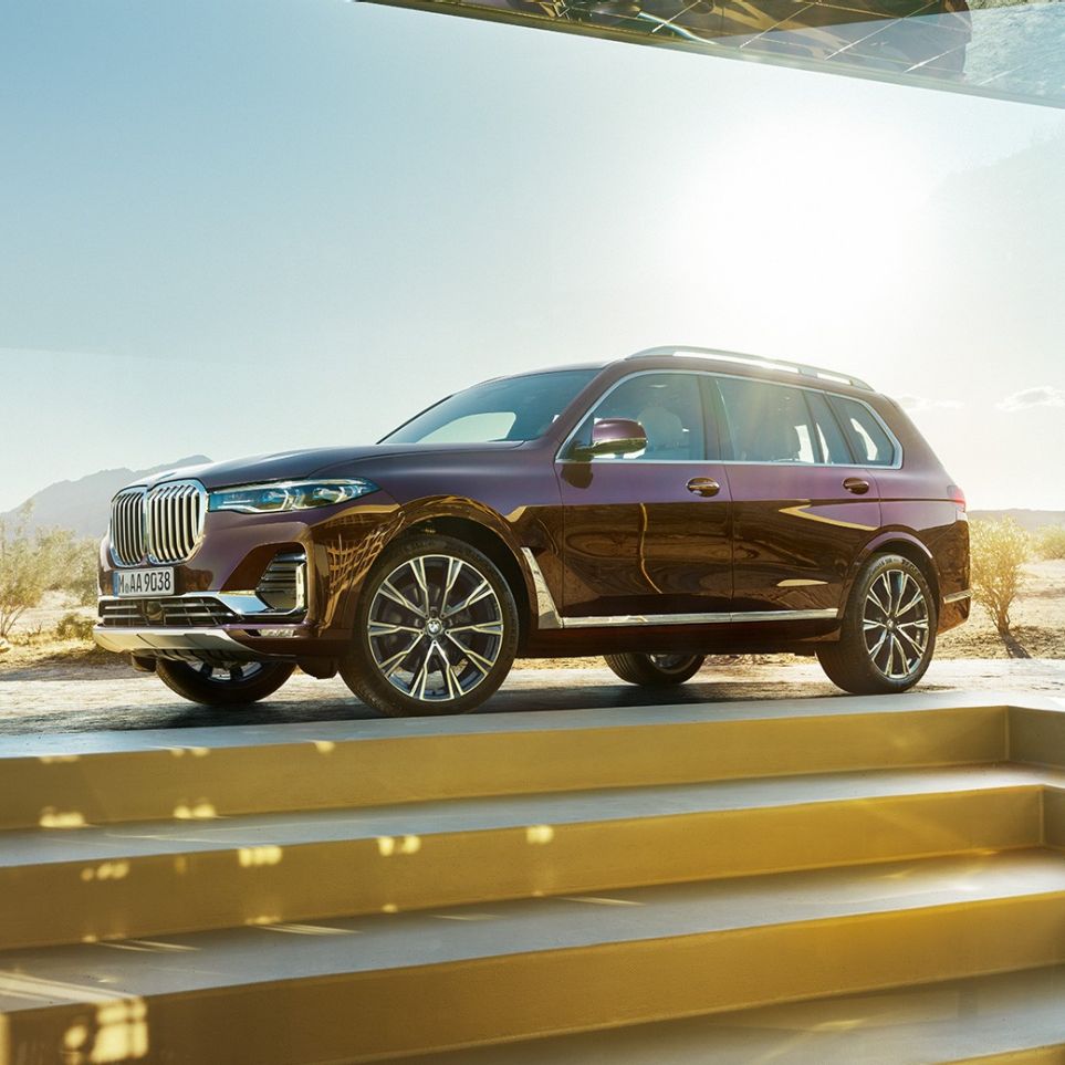 BMW Individual X7 xDrive40i, vue en plongée Vue en plongée de la BMW X7 en Ametrin metallic à l’arrêt