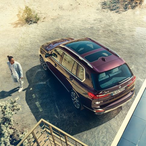 Vue de profil d’une BMW Individual X7 40i xDrive Vue de profil d’une BMW X7 en Ametrin metallic à l’arrêt