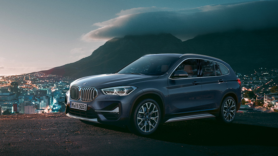 La BMW X1 F48 deuxième génération vue de trois quarts de profil en stationnement en ville Modèles BMW X BMW X1 F48 deuxième génération vue de trois quarts de profil en stationnement en ville