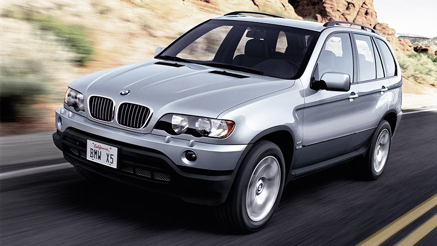 BMW X5 E53 de première génération, vue de trois quarts avant en mouvement sur la route Modèles BMW X BMW X5 E53 de première génération, vue de trois quarts avant en mouvement sur la route