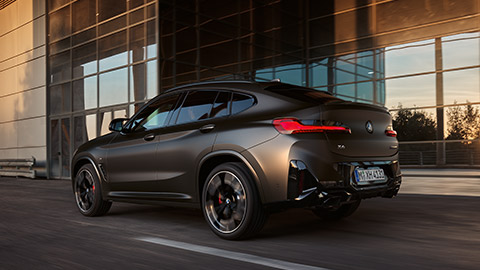 Modèles BMW X BMW X4 G02, vue de trois quarts arrière en mouvement sur la route