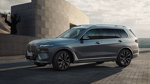 Modèles BMW X BMW X7 G07 vue de trois quarts avant en stationnement