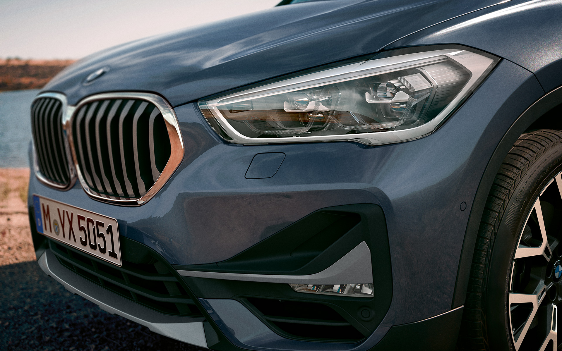 BMW X1 F48 LCI, gros plan des phares LED adaptatifs.