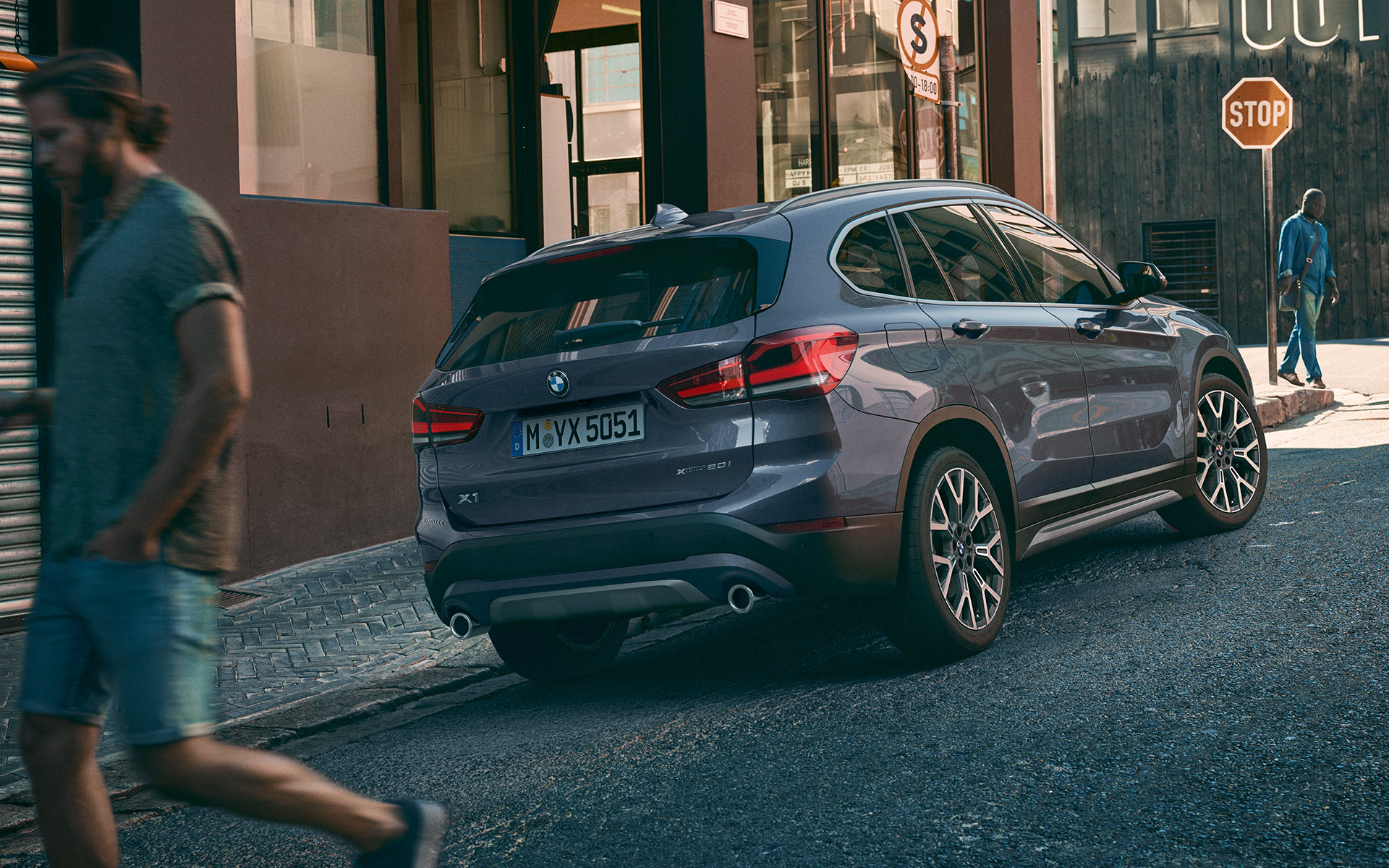 BMW X1 F48 LCI, vue de trois quarts arrière avec vue sur les feux arrière à LED.