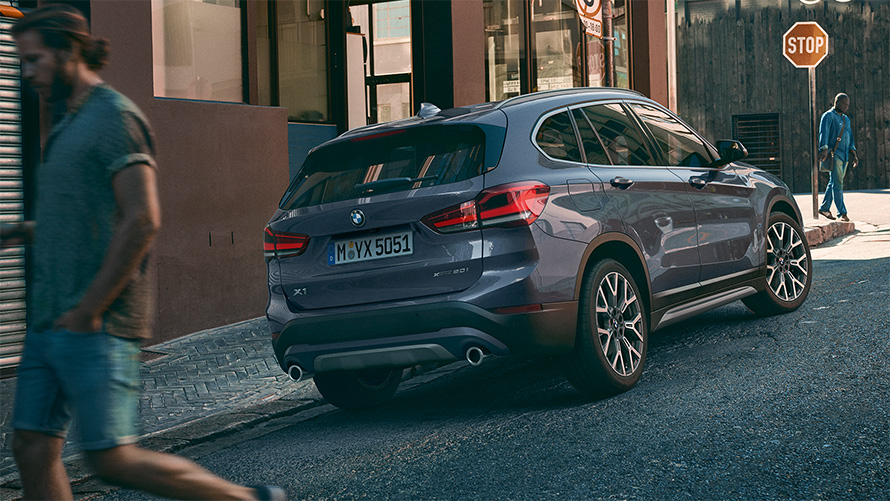 BMW X1 F48 LCI, vue de trois quarts arrière avec vue sur les feux arrière à LED.