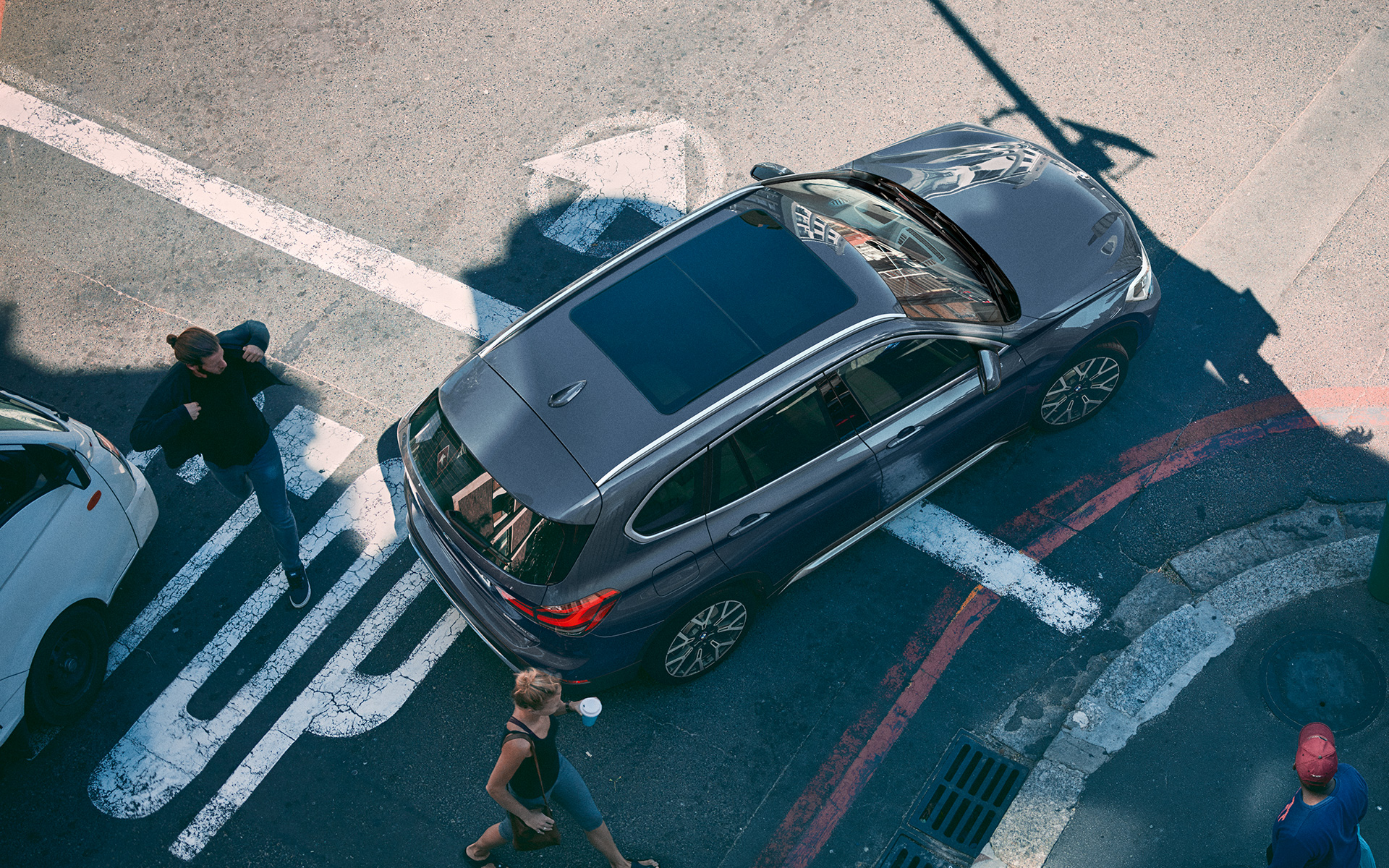 BMW X1 F48 LCI avec vue aérienne du toit vitré panoramique.