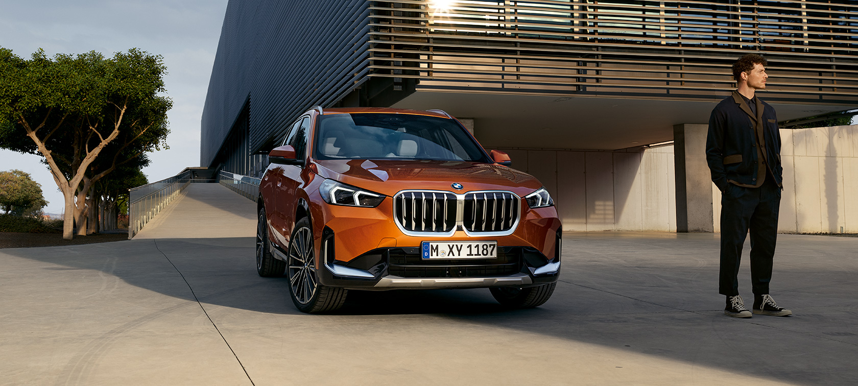 BMW X1 xDrive23i U11 ICE xLine Utah Orange metallic aperçus extérieurs Aperçu extérieur BMW X1 xDrive23i U11 ICE xLine Utah Orange metallic jantes BMW Individual 20" en alliage léger à multirayons 869 I