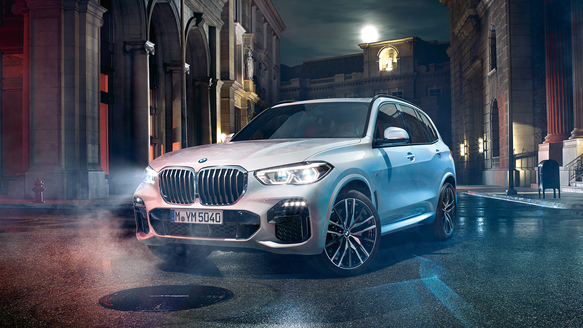 BMW X5 vue de trois quarts avant BMW X5 G05 2018 en Mineralweiß metallic vue de trois quarts avant à l’arrêt, de nuit