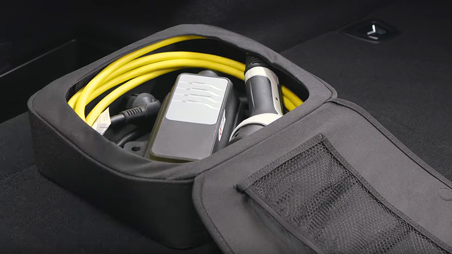 Accessoires de recharge pour BMW Plug-in Hybrid dans un sac BMW X5 G05 accessoires de recharge pour Plug-in Hybrid BMW dans sac vue en gros plan