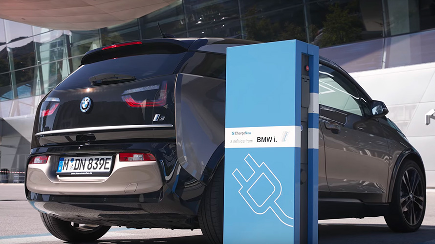 BMW i3 à une borne de recharge BMW i3 à la borne de recharge vue de trois quarts arrière