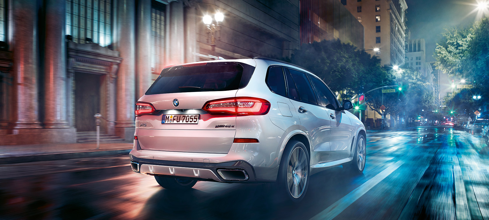 BMW X5, vue de trois quarts arrière, en mouvement BMW X5 G05 2021 en Mineralweiß metallic, vue de trois quarts arrière, en mouvement
