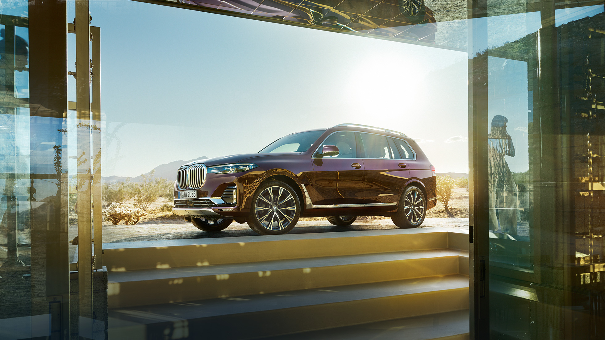BMW Individual X7 xDrive40i, vue en plongée Vue en plongée de la BMW X7 en Ametrin metallic à l’arrêt