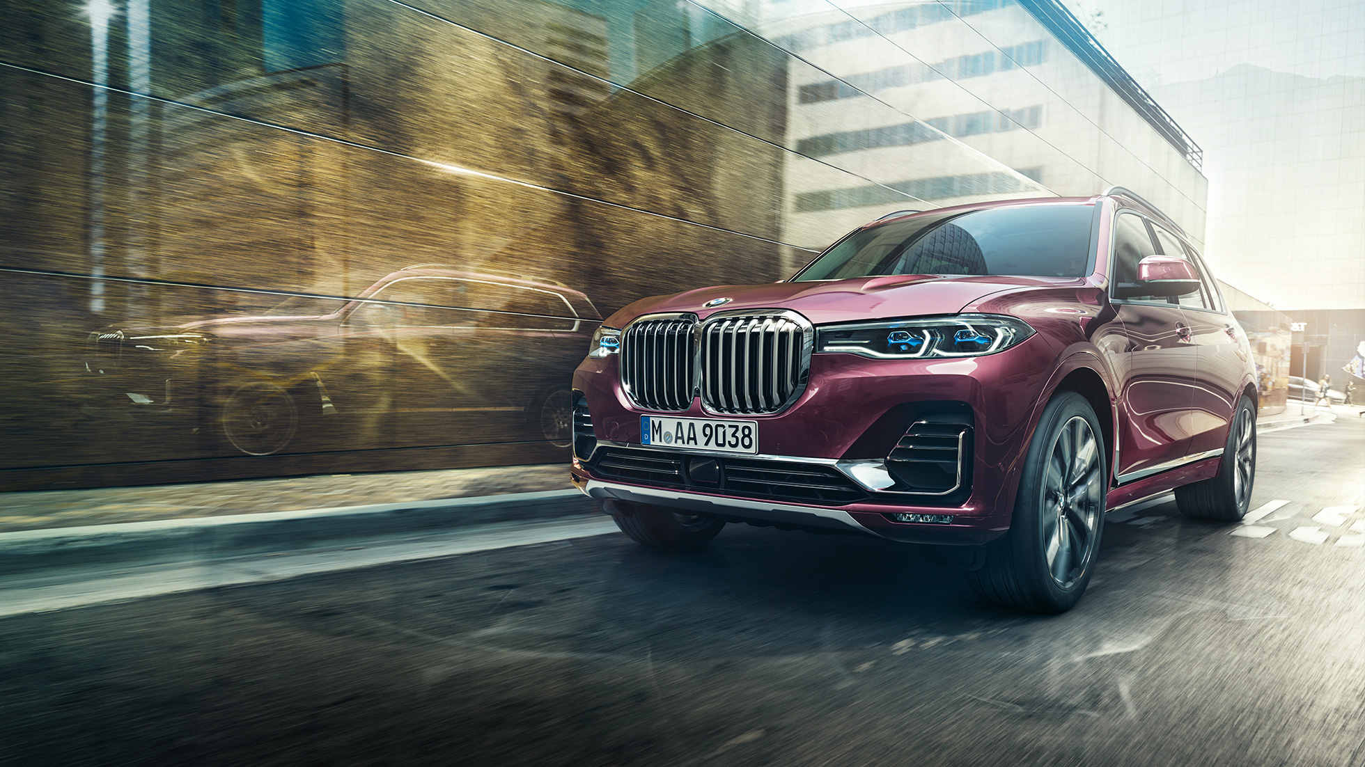 BMW Individual X7 40i xDrive, trois quarts face BMW X7 en Ametrin Metallic en mouvement, de trois quarts face