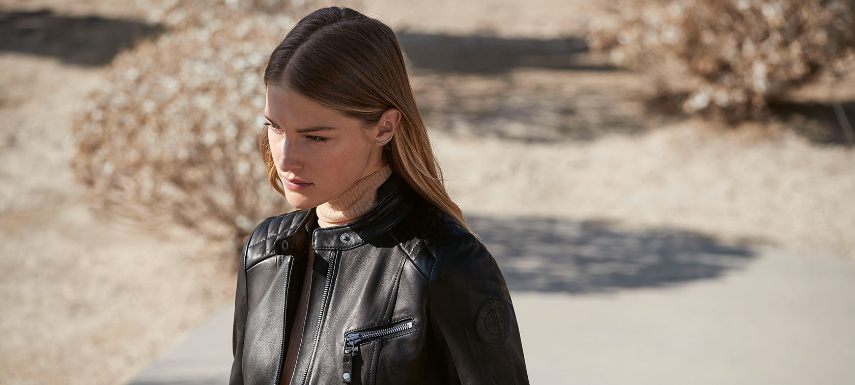 Blouson en cuir BMW, femme. Un mannequin féminin porte le blouson en cuir BMW pour femme.