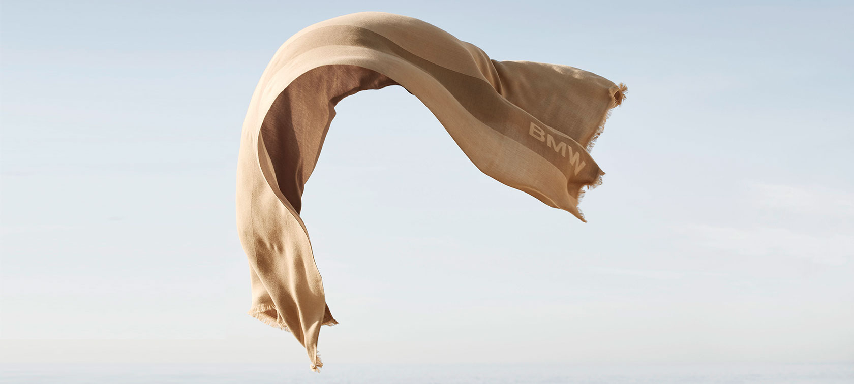 Écharpe d’été BMW. L’écharpe d'été BMW flotte au vent.