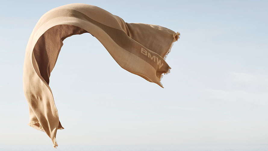 L’écharpe d'été BMW flotte au vent.