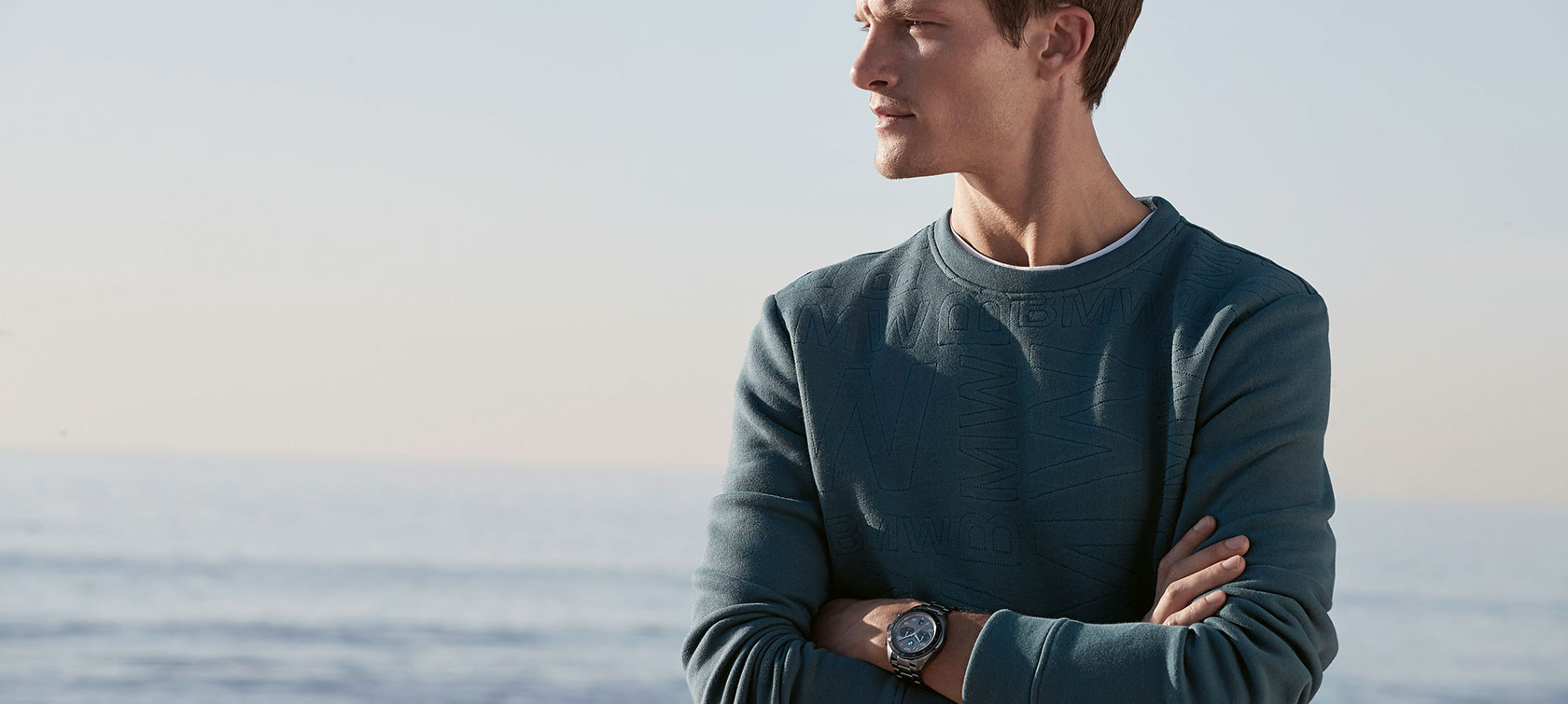 Sweatshirt BMW homme. Un jeune homme porte le sweatshirt BMW pour homme.
