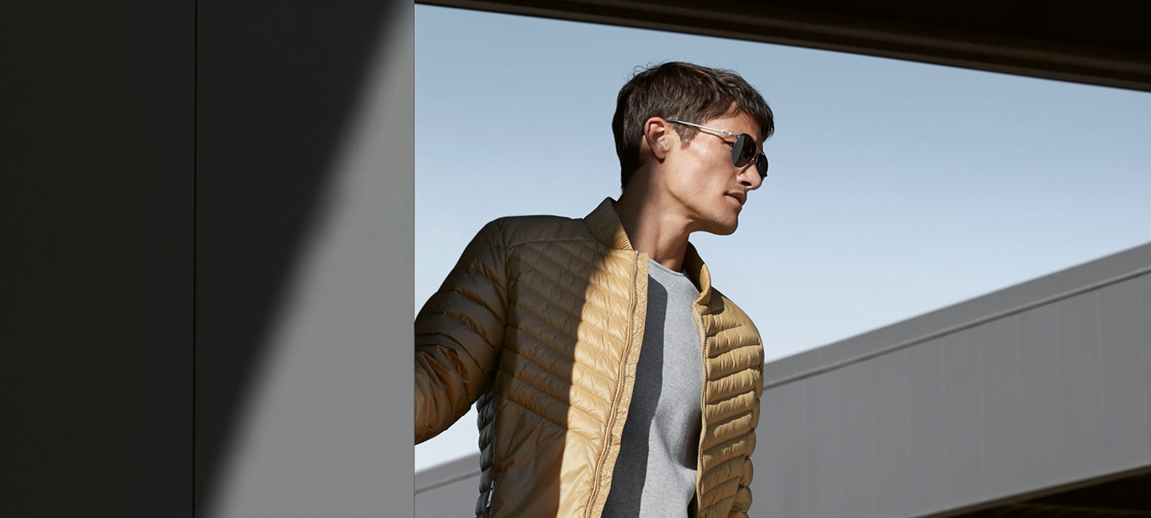 La photo montre une jeune mannequin portant la doudoune BMW pour femme. La photo montre une jeune mannequin portant la doudoune BMW pour femme.