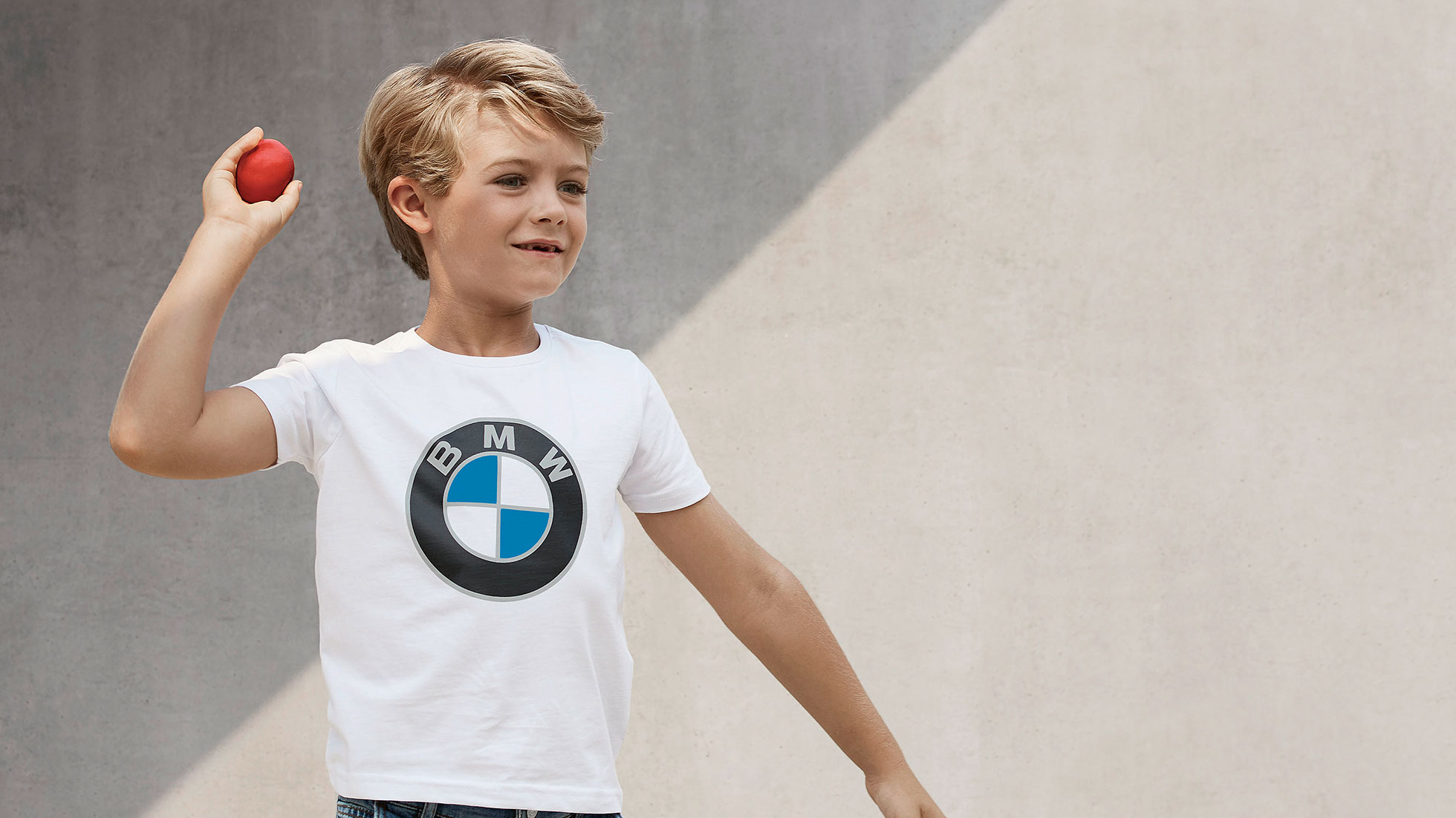 Collection BMW Kids. Un garçon porte des pièces de la collection BMW Kids.